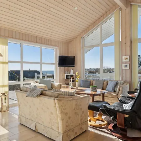 Дом отдыха Lovely With Sea View *