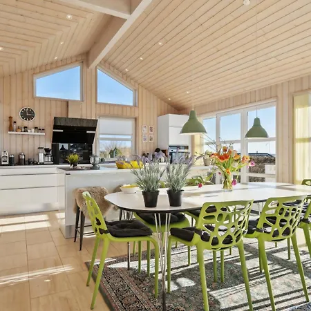 Feriehus Lovely With Sea View *